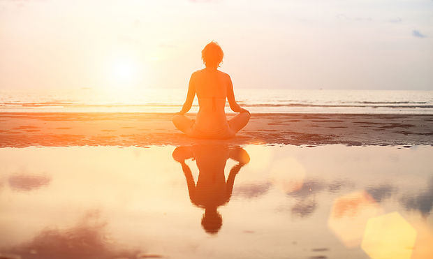 La meditazione in riva al mare