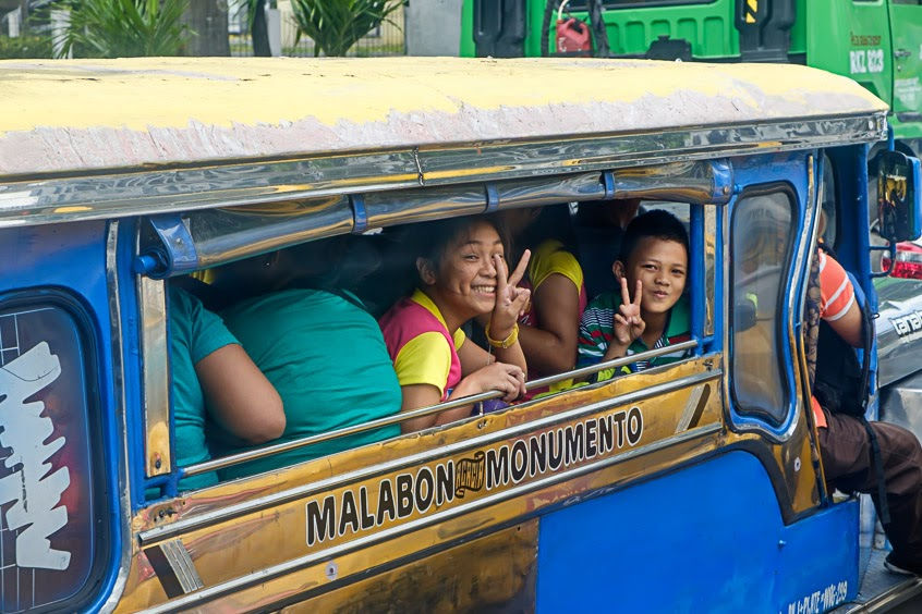 במבט תוהה בפקק העירוני - מנילה