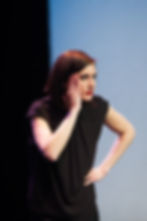 Scene foto Yora drukt haar snor