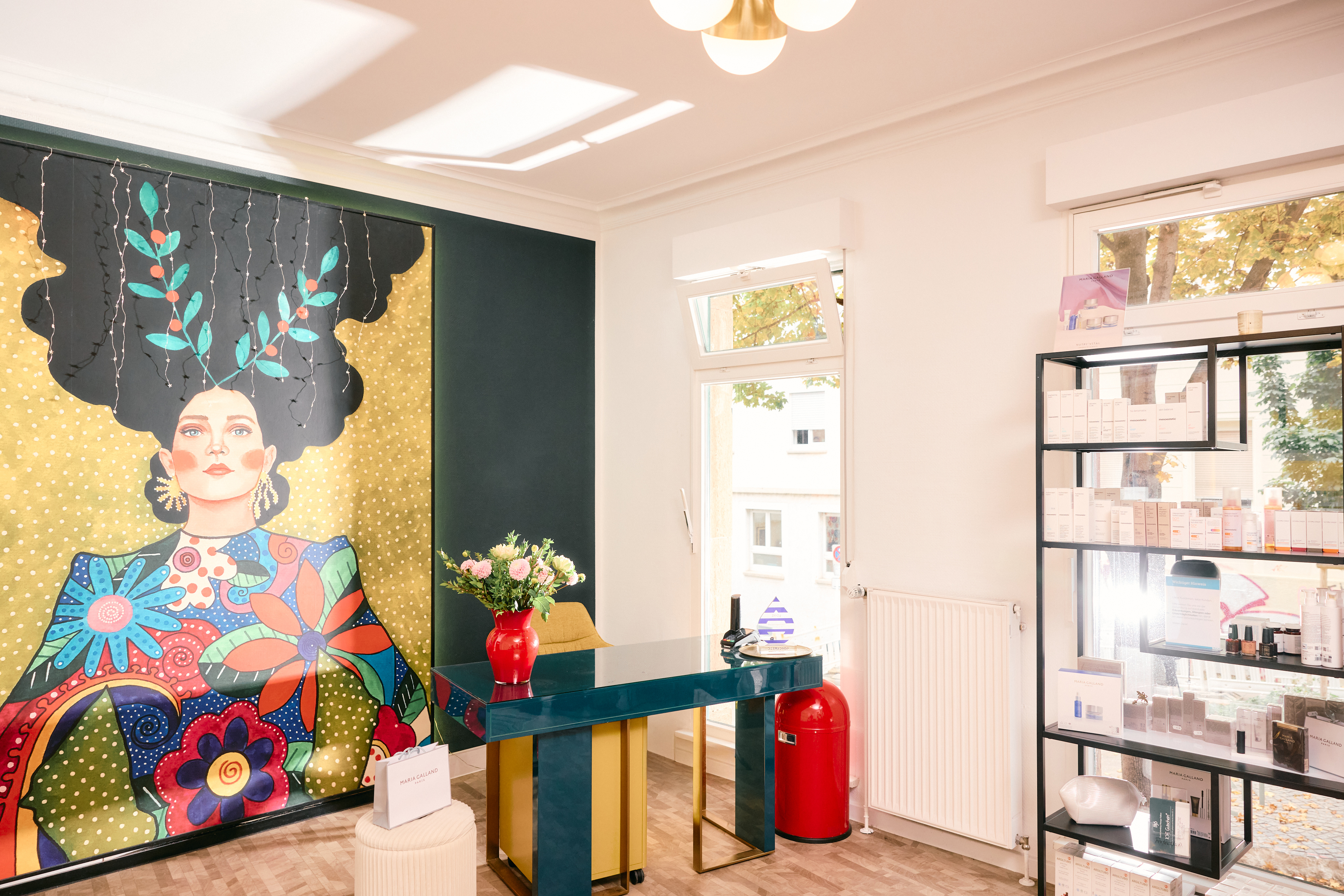 Beauty&Spa No.36 — Salon-Innenraum mit Gold-Akzent in Stuttgart-Mitte