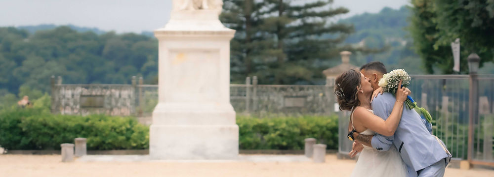 L’offre Événement Signature est parfaite pour ceux qui veulent un rendu plus travaillé et une livraison rapide. Conçue pour les mariages (cérémonie + vin d’honneur) et événements professionnels, elle comprend : ✅ Tout ce qui est dans l’offre Essentiel. ✅ Retouche plus approfondie pour un rendu naturel et harmonieux. ✅ Livraison accélérée sous 14 jours à 3 semaines. Chaque photo est minutieusement traitée pour offrir des images de haute qualité, à la hauteur de votre événement.
