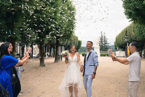 photo d'un couple de mariés a Pau avec des confetti au dessus de la tete