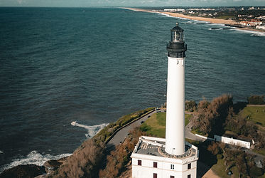 Offrez-vous une expérience unique de photographie aérienne avec cette séance de 2 heures. Grâce à un drone professionnel, nous capterons des images spectaculaires et inédites. 📷 Ce qui est inclus : 20 minutes d'échanges pour définir vos attentes 1h30 de prise de vues aériennes pour des photos exceptionnelles Tri et sélection des meilleures images 10 photos triées et retouchées dans le format de votre choix Livraison rapide des images retouchées avec un rendu haut de gamme Que ce soit pour des événements, des projets immobiliers ou pour immortaliser un paysage, cette prestation vous offre des photos spectaculaires, d’une qualité professionnelle, prêtes à être utilisées dans vos projets ou pour vos souvenirs.