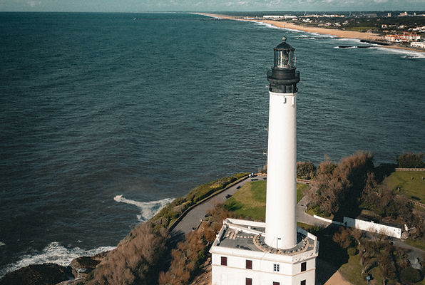 Offrez-vous une expérience unique de photographie aérienne avec cette séance de 2 heures. Grâce à un drone professionnel, nous capterons des images spectaculaires et inédites. 📷 Ce qui est inclus : 20 minutes d'échanges pour définir vos attentes 1h30 de prise de vues aériennes pour des photos exceptionnelles Tri et sélection des meilleures images 10 photos triées et retouchées dans le format de votre choix Livraison rapide des images retouchées avec un rendu haut de gamme Que ce soit pour des événements, des projets immobiliers ou pour immortaliser un paysage, cette prestation vous offre des photos spectaculaires, d’une qualité professionnelle, prêtes à être utilisées dans vos projets ou pour vos souvenirs.