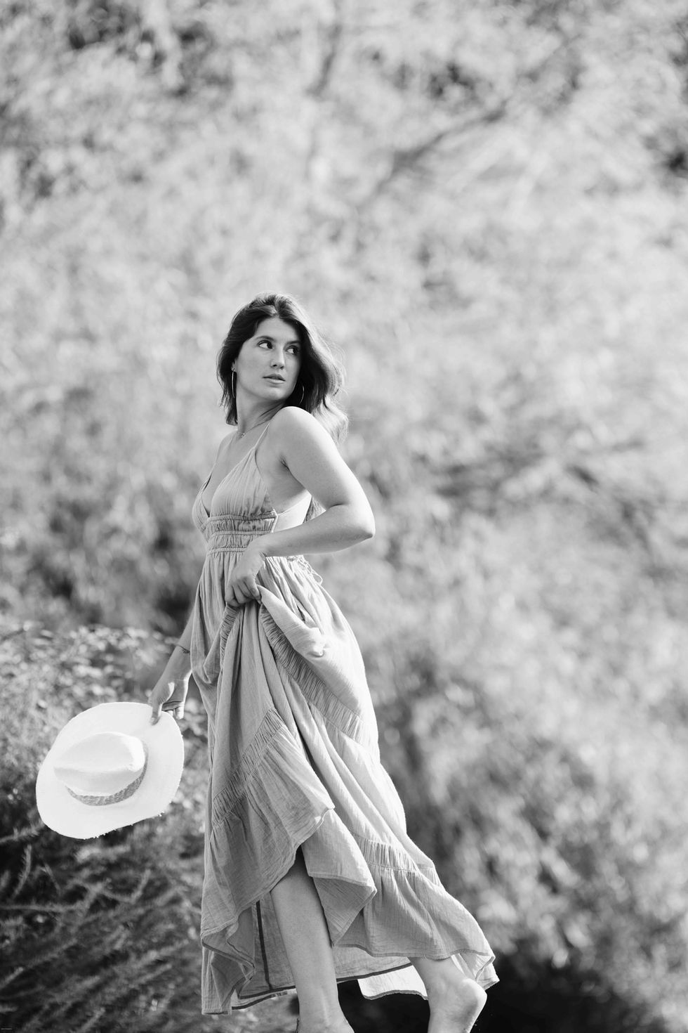 Portrait féminin spontané réalisé en lumière naturelle par un photographe professionnel.