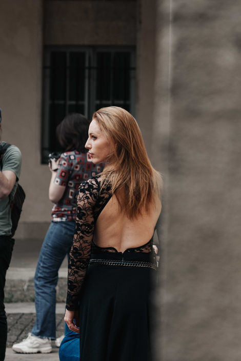 Certaines présences se suffisent à elles-mêmes, sans bruit ni artifice. Mathilde est de celles-là. Je l’ai photographiée sans