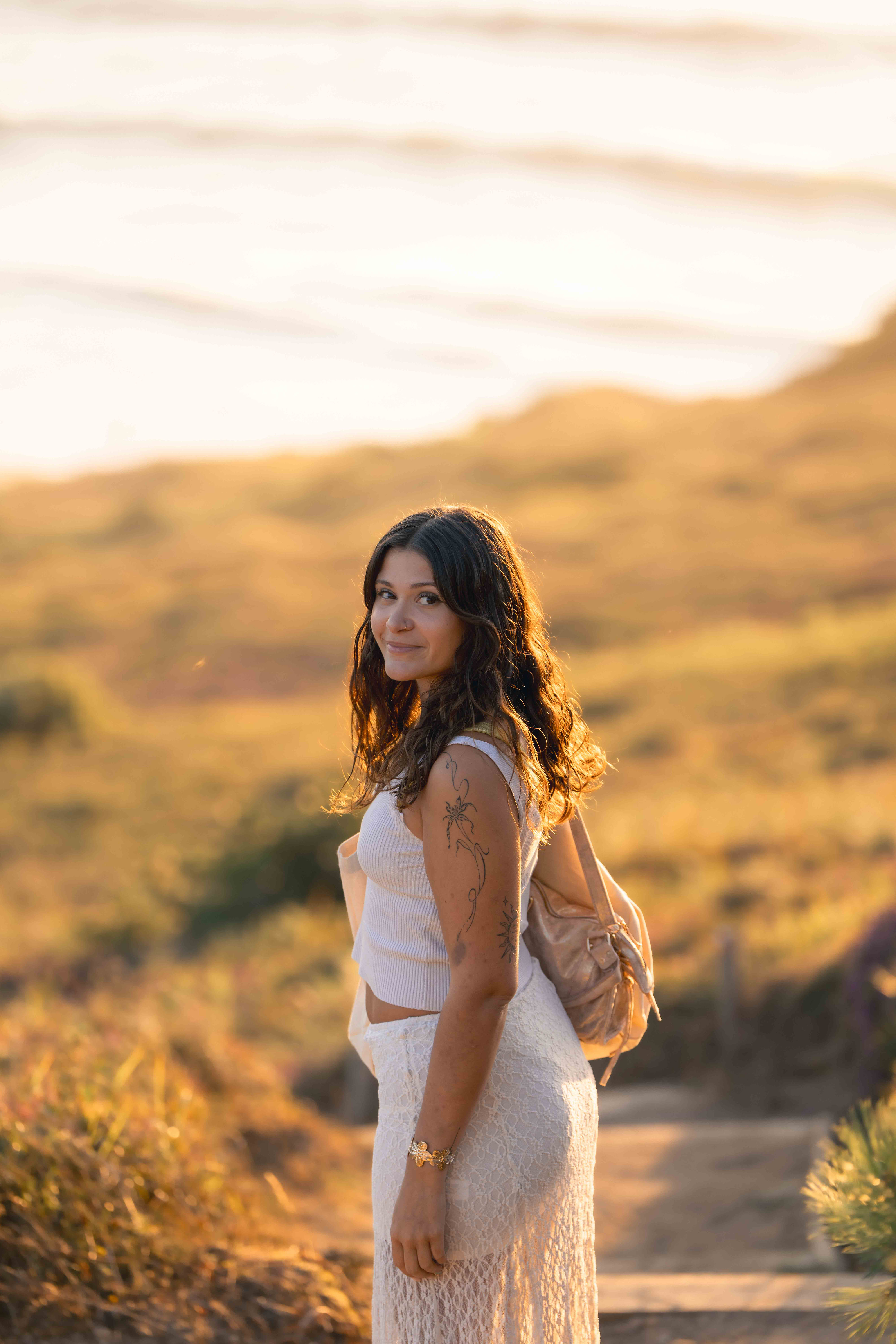 Le Shooting Portrait est l’occasion idéale de capturer une image authentique de vous-même. Que ce soit pour un portrait professionnel, un book artistique, ou simplement pour avoir des photos personnelles de qualité, cette séance vous permet de profiter d’1h en extérieur 🌳 ou en studio 🏢, avec un accompagnement complet pour des poses naturelles et expressives 📸.  📷 Ce qui est inclus :  Séance d'1h pour des portraits sur mesure, avec mise en scène et direction de la séance. Retouche professionnelle pour sublimer les photos et garantir un rendu lumineux et naturel. Livraison des photos en HD via galerie privée sous 2 à 3 semaines. Obtenez des portraits qui vous mettent en valeur et capturent votre personnalité ✨.