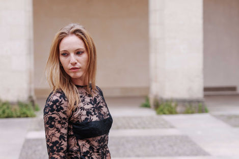 Certaines présences ne s’imposent pas par le bruit, mais par la profondeur. Mathilde appartient à cette catégorie. Je l’ai ph