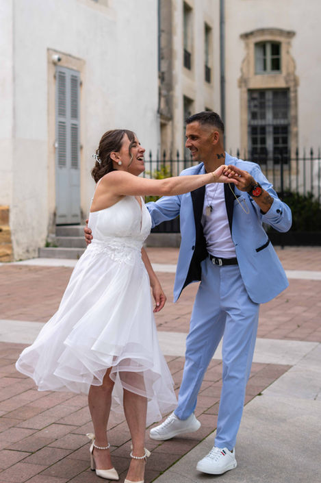 Instant de calme entre les mariés, photographie de couple à Pau.
