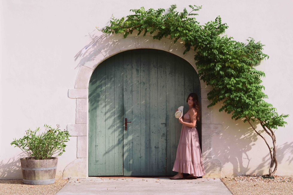 Photo en extérieur à Pau, un portrait vivant de Marie entre ombre et lumière.