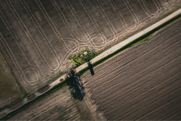 Offrez-vous une expérience unique de photographie aérienne avec cette séance de 2 heures. Grâce à un drone professionnel, nous capterons des images spectaculaires et inédites. 📷 Ce qui est inclus : 20 minutes d'échanges pour définir vos attentes 1h30 de prise de vues aériennes pour des photos exceptionnelles Tri et sélection des meilleures images 10 photos triées et retouchées dans le format de votre choix Livraison rapide des images retouchées avec un rendu haut de gamme Que ce soit pour des événements, des projets immobiliers ou pour immortaliser un paysage, cette prestation vous offre des photos spectaculaires, d’une qualité professionnelle, prêtes à être utilisées dans vos projets ou pour vos souvenirs.