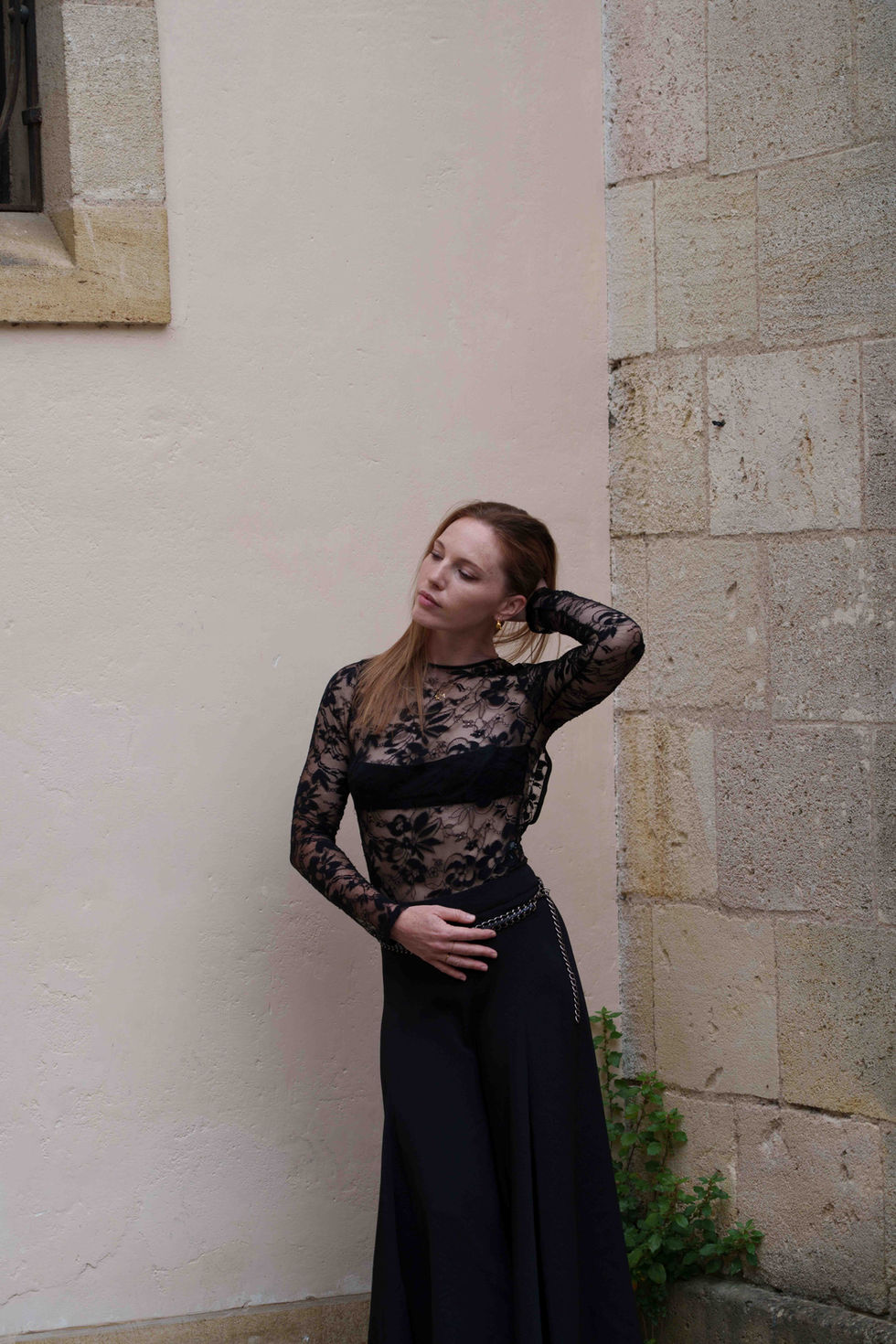 Il y a des présences qui n’ont pas besoin de faire du bruit pour exister pleinement. Mathilde en fait partie. Sans rien force