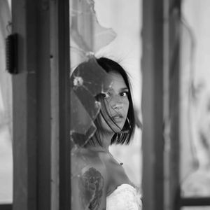 Portrait artistique en extérieur à Tarbes, capturant une expérience unique entre modèle et photographe.