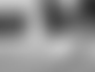 Photographe de mariage à Pau capturant un moment sincère entre deux mariés, dans une lumière naturelle et contrastée. Une approche authentique et artistique signée Joakim Photographie.