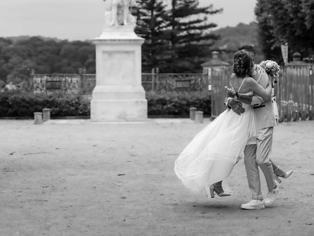 Photographe de mariage à Pau capturant un moment sincère entre deux mariés, dans une lumière naturelle et contrastée. Une approche authentique et artistique signée Joakim Photographie.