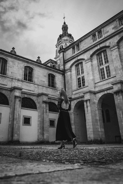 Il y a des silences qui parlent plus fort que mille mots. Mathilde en est la preuve. Je l’ai capturée sans contrainte, simple