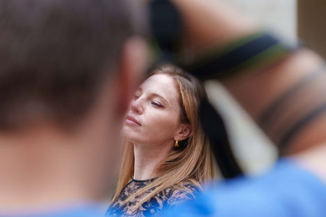 Certaines présences se suffisent à elles-mêmes, dans un silence habité. Mathilde est de celles-là. Je l’ai photographiée sans