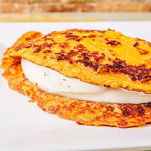 CACHAPA CON QUESO DE MANO / WITH VENEZUELAN CHEESE