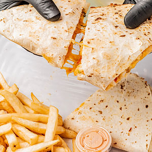 QUESADILLA DE CAMARONES / SHRIMP QUESADILLA