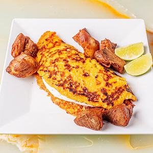 CACHAPA CON QUESO DE MANO Y COCHINO FRITO / WITH VENEZUELAN CHEESE AND FRIED PORK