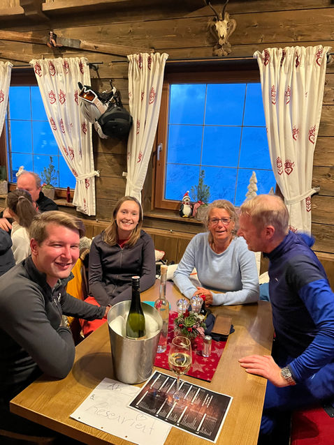 Gemütliches Zusammenkommen in der Skihütte