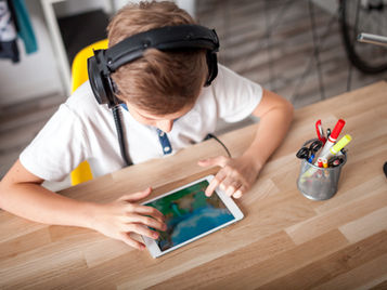 criança no tablet e educação midiática