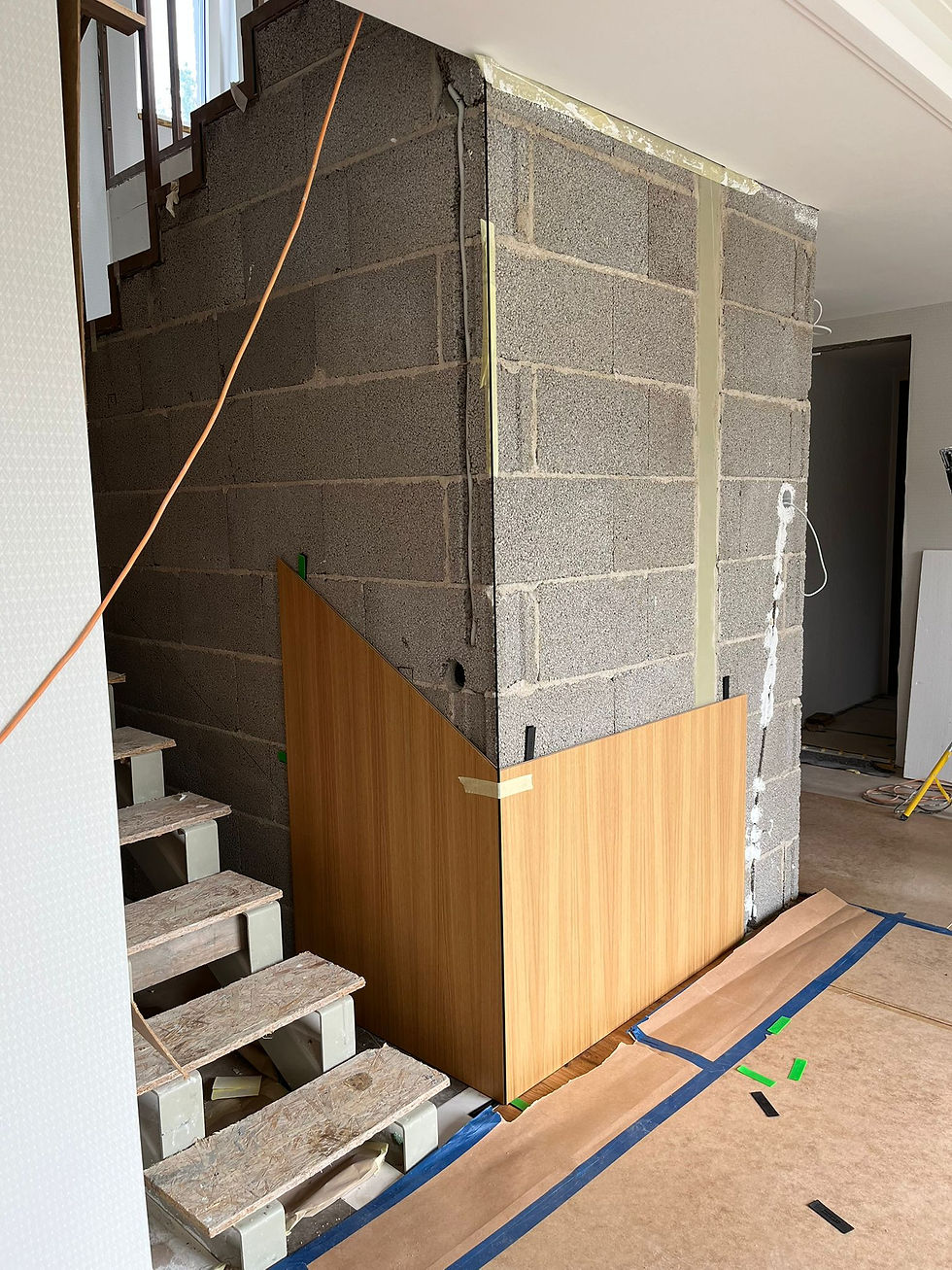 Avatud trepikoda enne ümberehitust, metalltrepp ja viimistlemata betoonpinnad