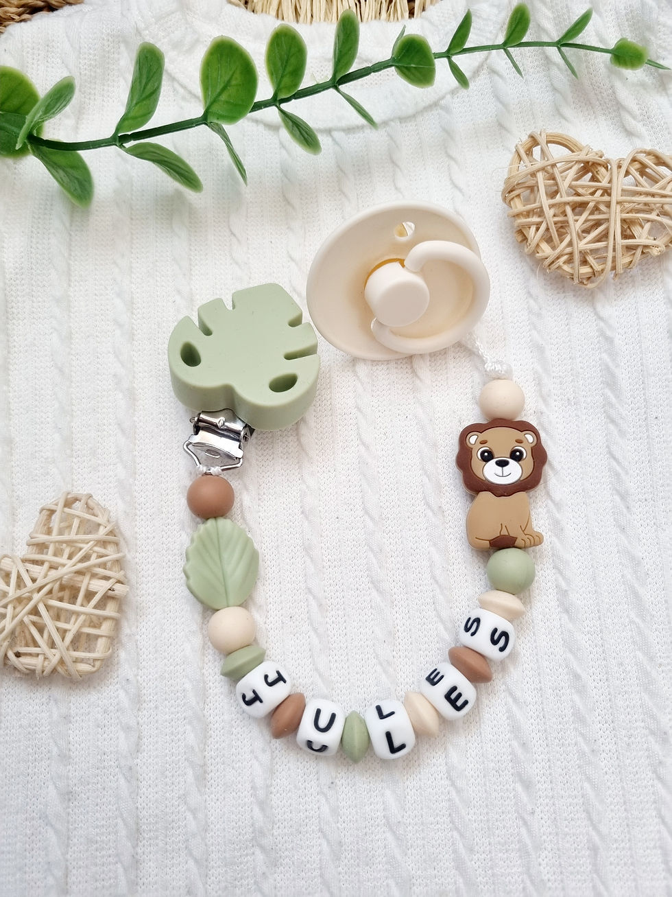 Miniature : Attache tétine personnalisée lion safari, alliant sécurité, praticité et charme naturel pour accompagner bébé