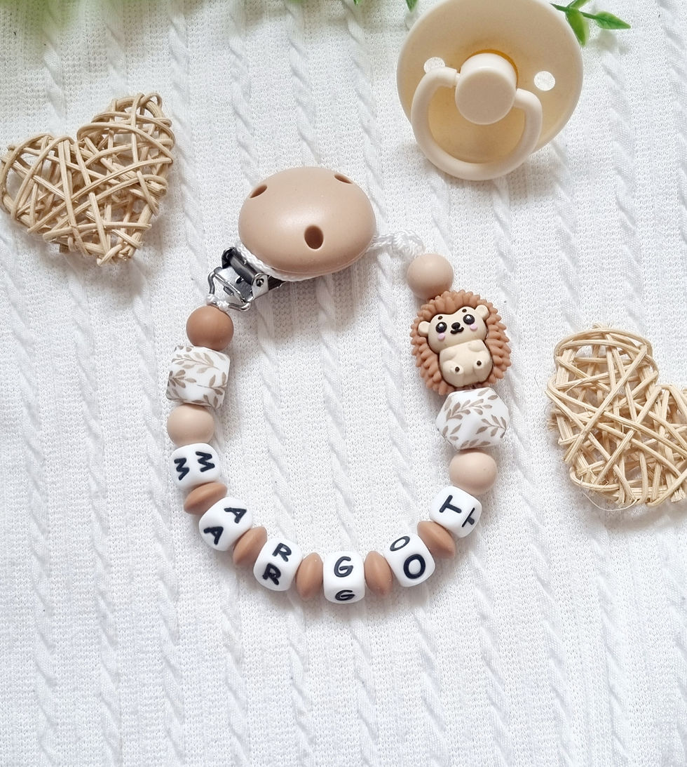 Attache tétine personnalisée silicone motif hérisson, alliant sécurité, praticité et charme naturel pour accompagner bébé