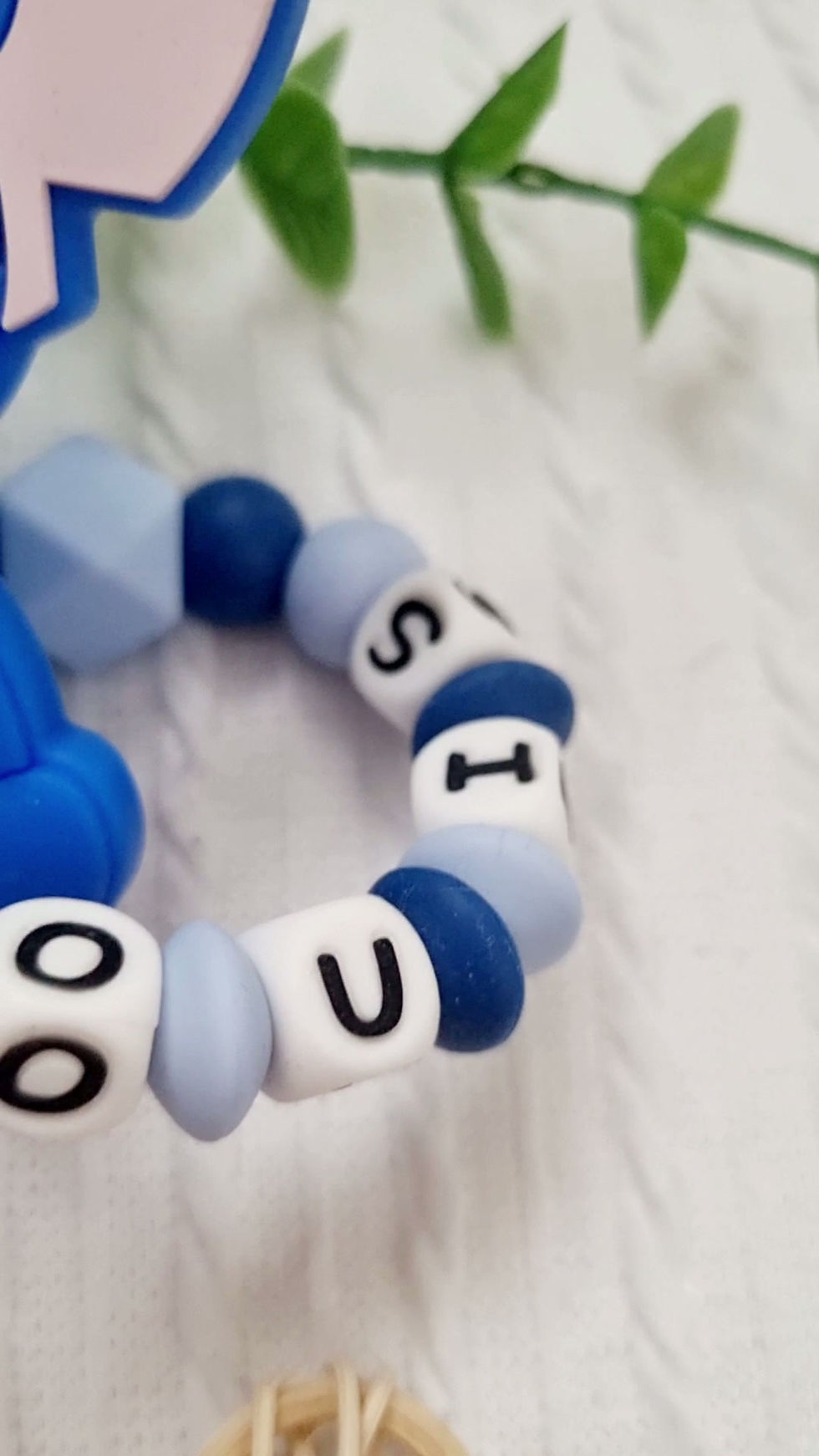 Miniature : Anneau de dentition Stitch bleu personnalisé en silicone avec perles prénom bébé garçon