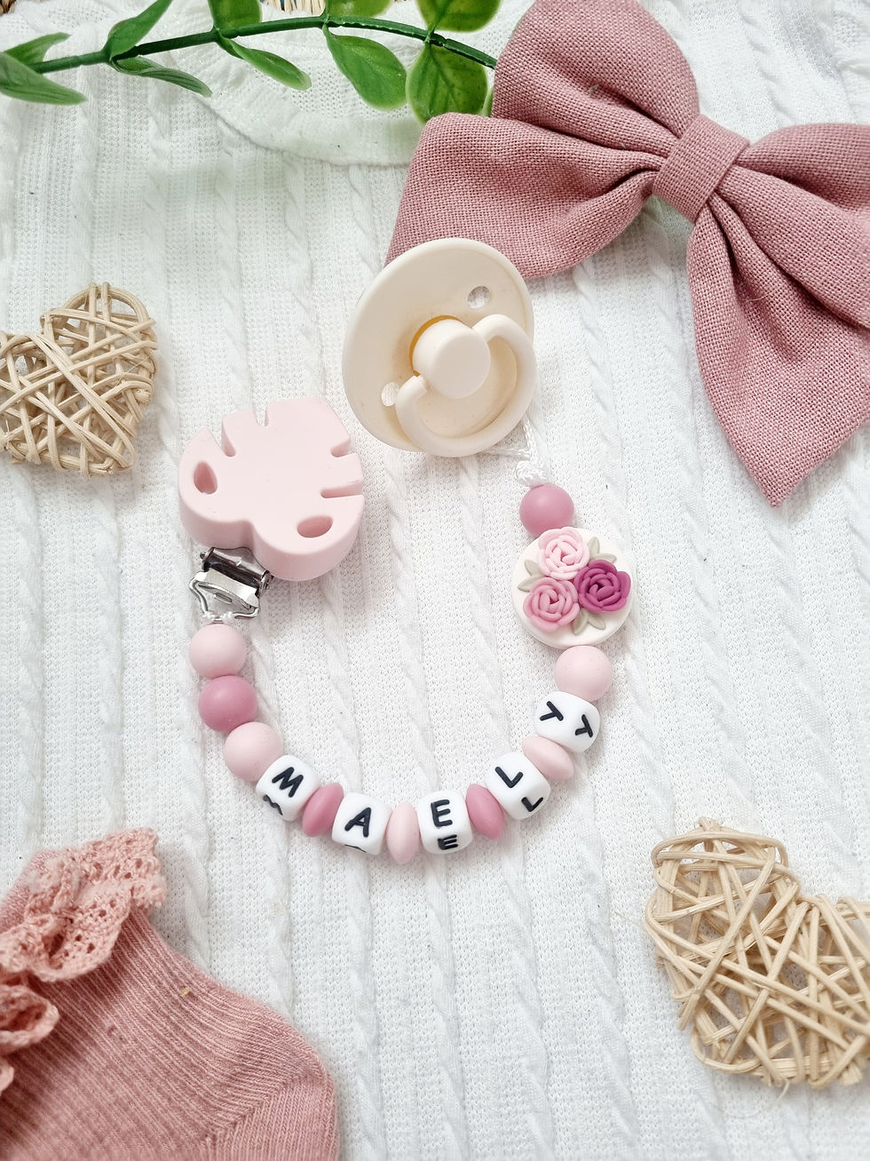 Miniature : Attache tétine personnalisée silicone motif fleurs rose, alliant sécurité, praticité et charme naturel pour accompagner bébé