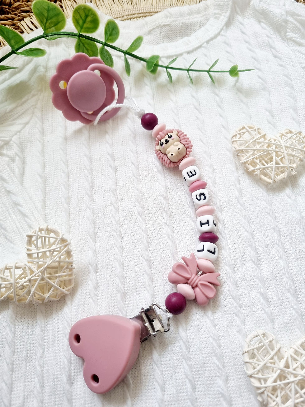 Miniature : Attache tétine personnalisée silicone hérisson rose, alliant sécurité, praticité et charme naturel pour accompagner bébé