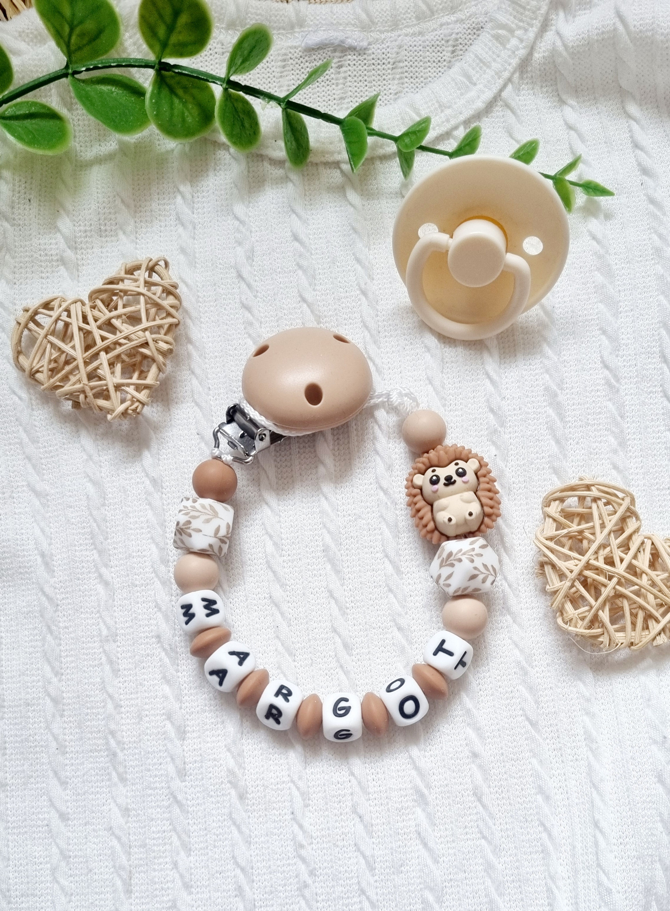 Attache tétine personnalisée silicone motif hérisson, alliant sécurité, praticité et charme naturel pour accompagner bébé