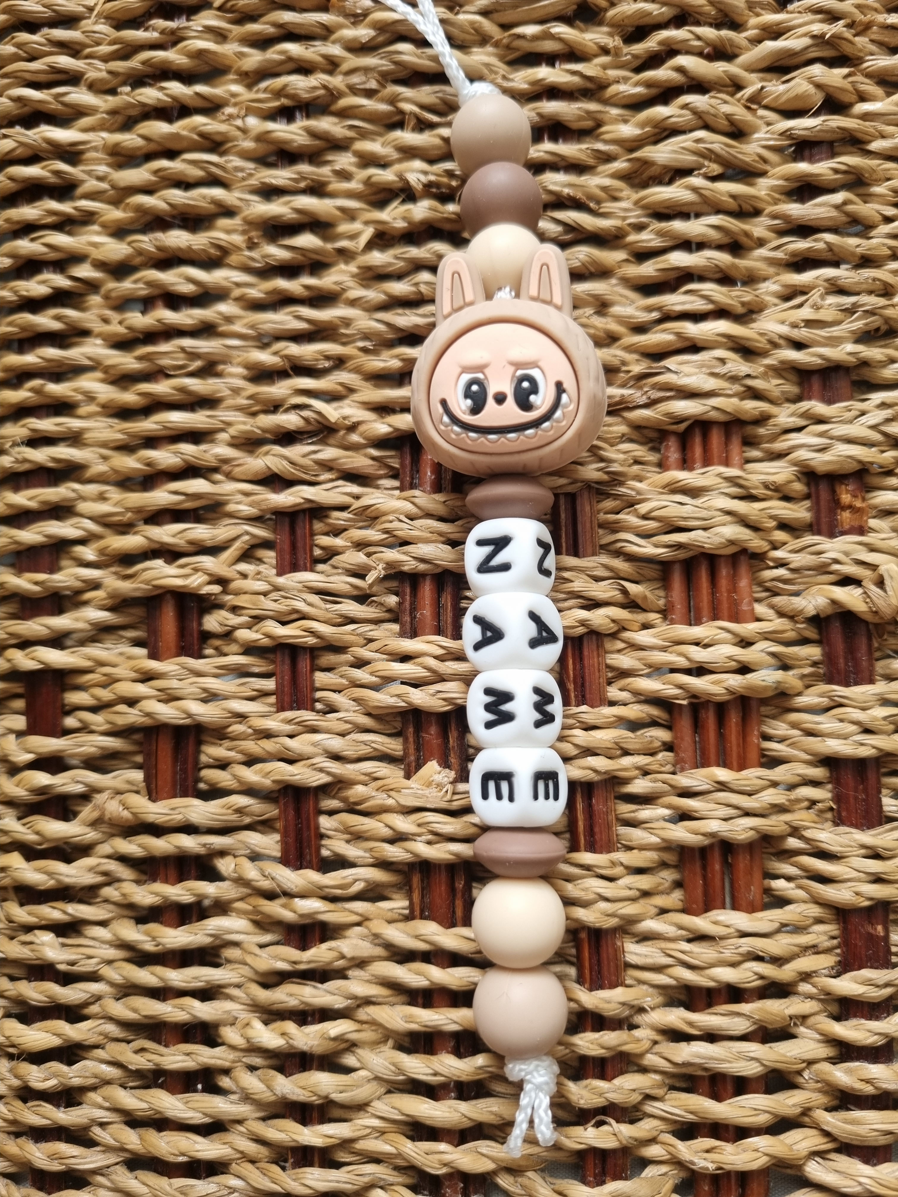 : Porte-clé Labubu taupe personnalisé avec prénom, perles silicone beige, marron fonce et taupe
