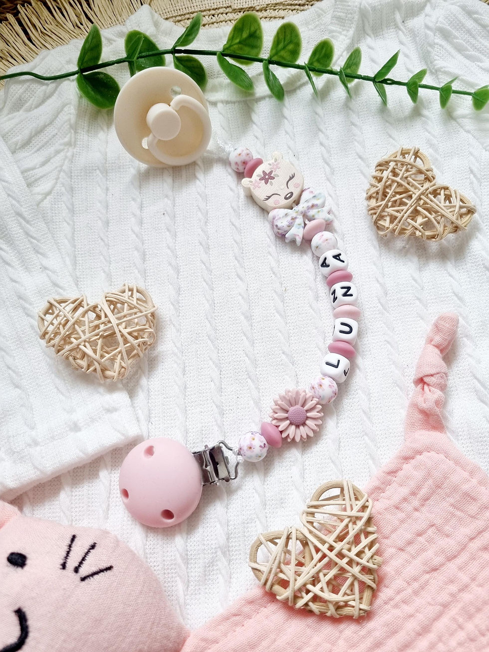 Attache tétine personnalisée silicone motif biche, alliant sécurité, praticité et charme naturel pour accompagner bébé