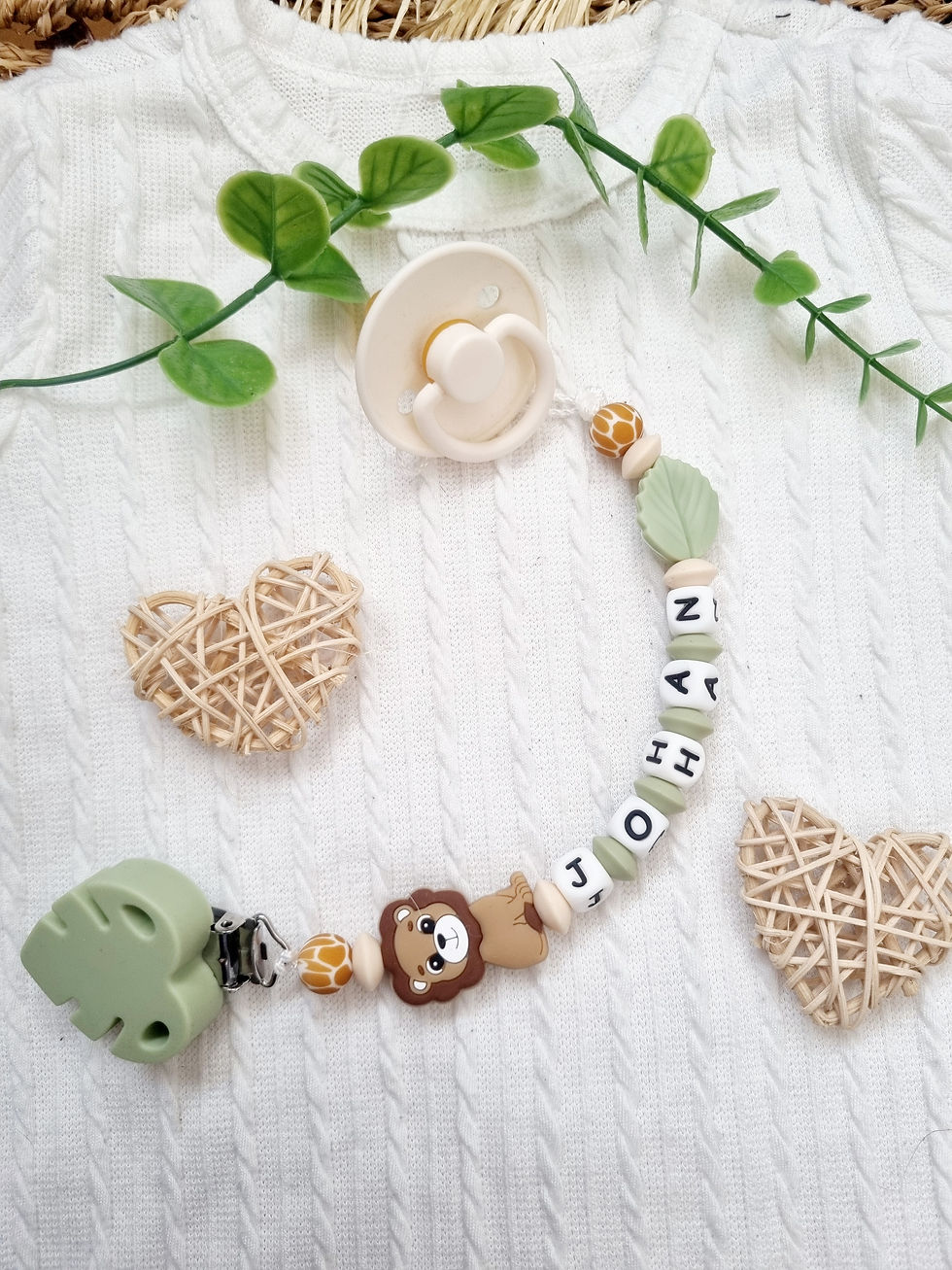 Attache tétine personnalisée silicone motif lion, alliant sécurité, praticité et charme naturel pour accompagner bébé