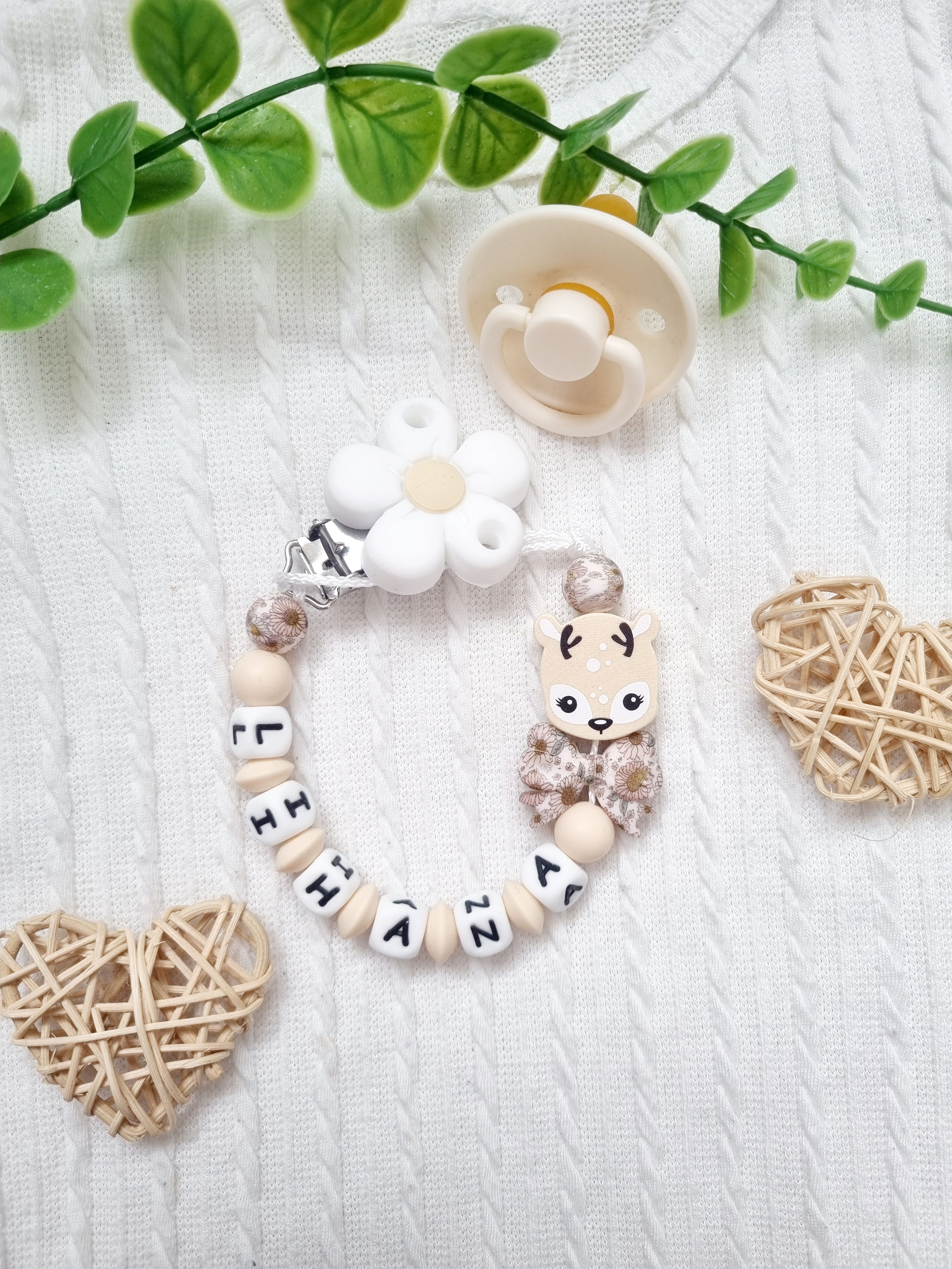 Attache tétine personnalisée silicone motif biche, alliant sécurité, praticité et charme naturel pour accompagner bébé