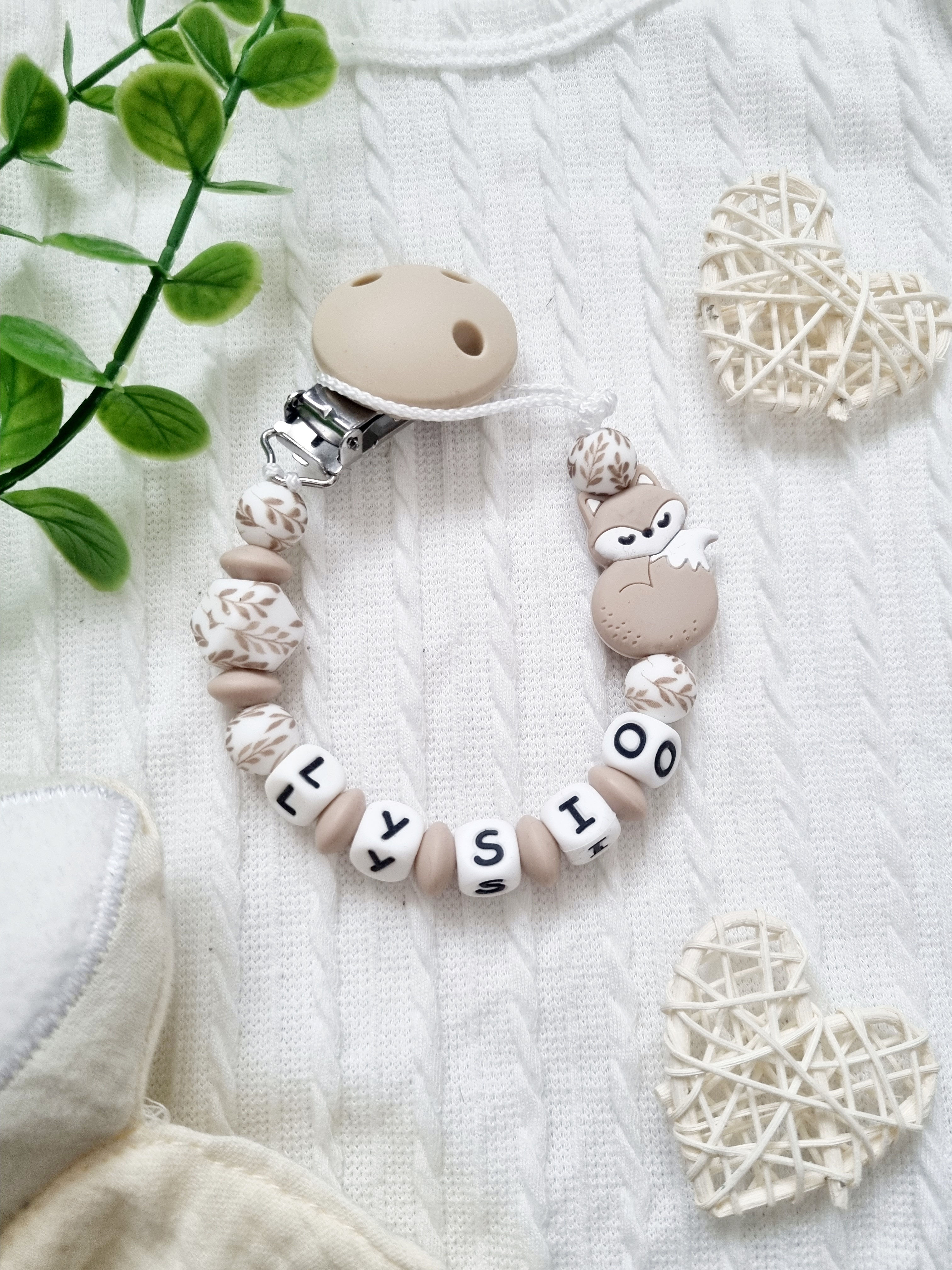 Attache tétine personnalisée silicone motif renard, alliant sécurité, praticité et charme naturel pour accompagner bébé