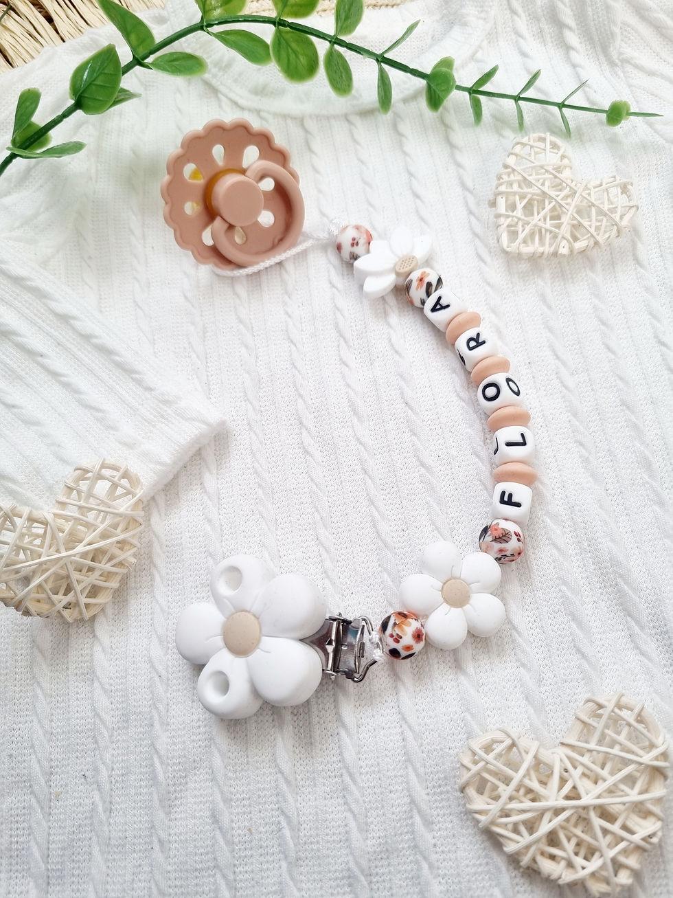 Miniature : Attache tétine personnalisée silicone motif fleurs, alliant sécurité, praticité et charme naturel pour accompagner bébé