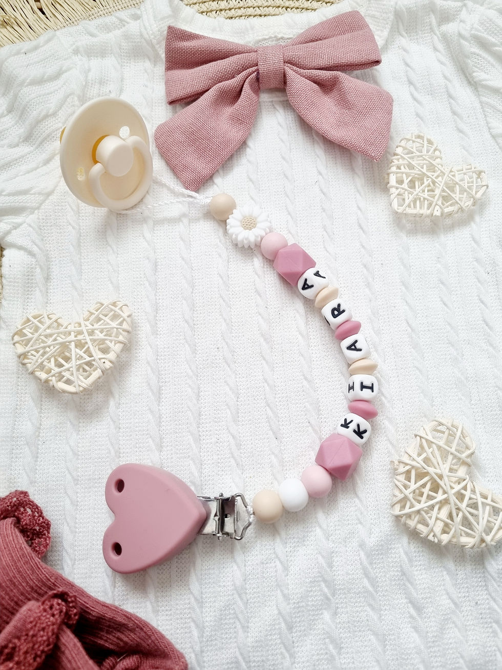 Miniature : Attache tétine personnalisée silicone fleur, alliant sécurité, praticité et charme naturel pour accompagner bébé fille rose