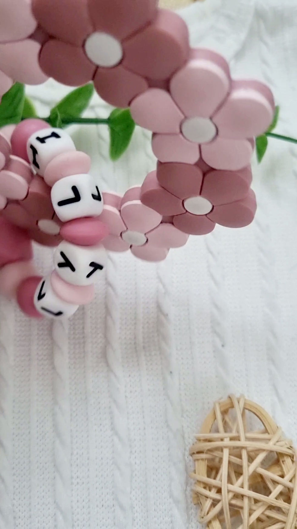 Miniature : Anneau de dentition fleurs rose personnalisé en silicone avec perles prénom bébé fille