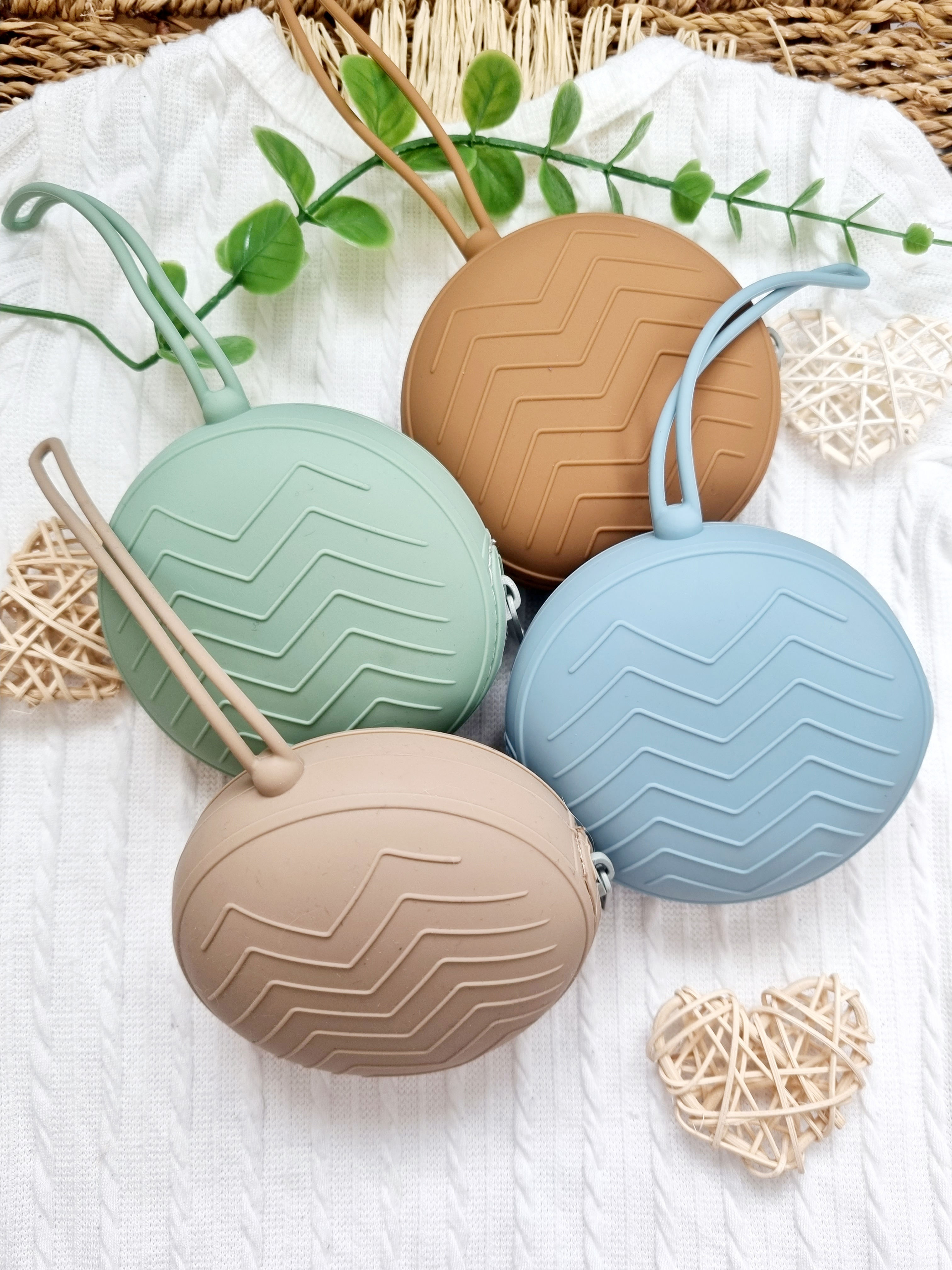 Etui tétine silicone bébé vert, taupe bleu et marron, avec fermeture éclair