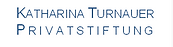 Das Logo unserer Kooperationspartnerin und Fördergeberin: Katharina Turnauer Privatstiftung. In der ersten Zeile steht "Katharina Turnauer" in blau geschrieben, darunter auch in blau steht "Privatstiftung" 