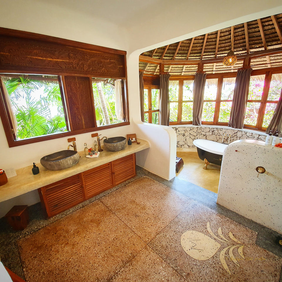 DUNIA Room - bathroom | bathtub, shower, separated toilet, double sink