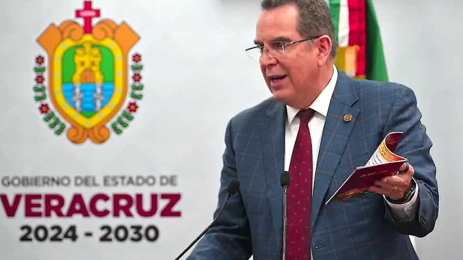 El Secretario de Desarrollo Económico y Portuario del Estado de Veracruz, Ernesto Pérez Astorga durante la conferencia de prensa de la Gobernadora Rocío Nahle.
