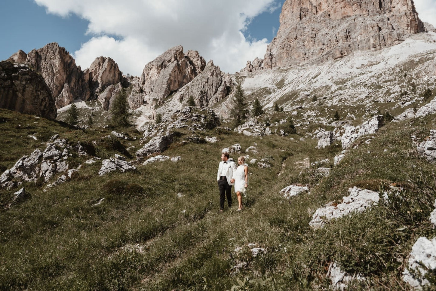 Brautpaar beim Paarshooting in den Dolomiten während ihrer Hochzeit auf Schloss Freudenstein