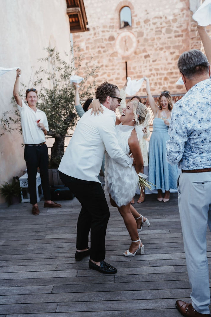 Brautpaar beim Einzug und Empfang während ihrer Hochzeit im Schloss Freudenstein