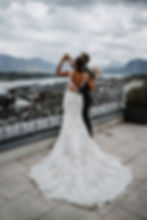 Hochzeitspaar steht auf einer Terrasse vor dem Vierwaldstättersee