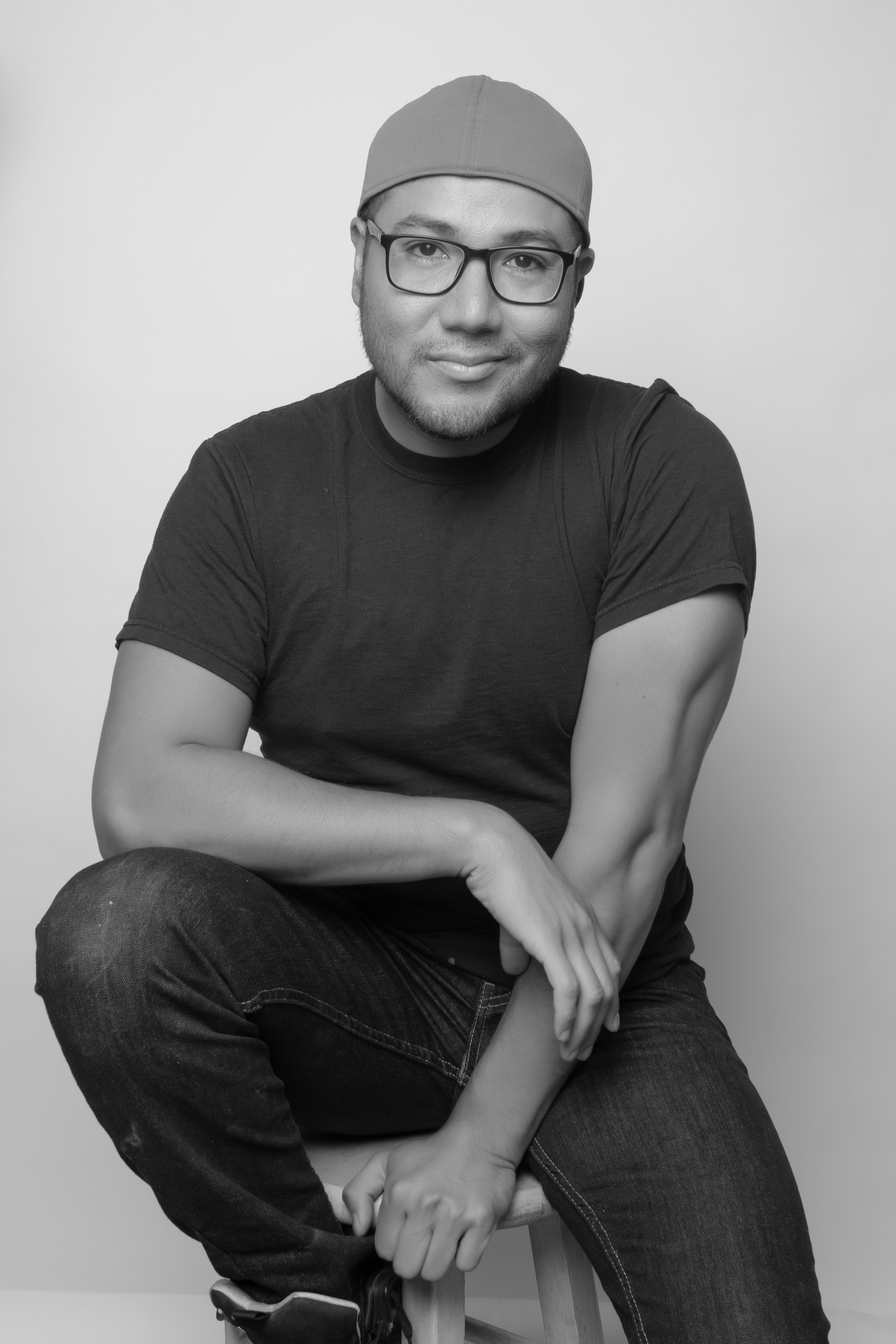 Retrato en blanco y negro de Lalo Jacobo, fotógrafo y videógrafo
