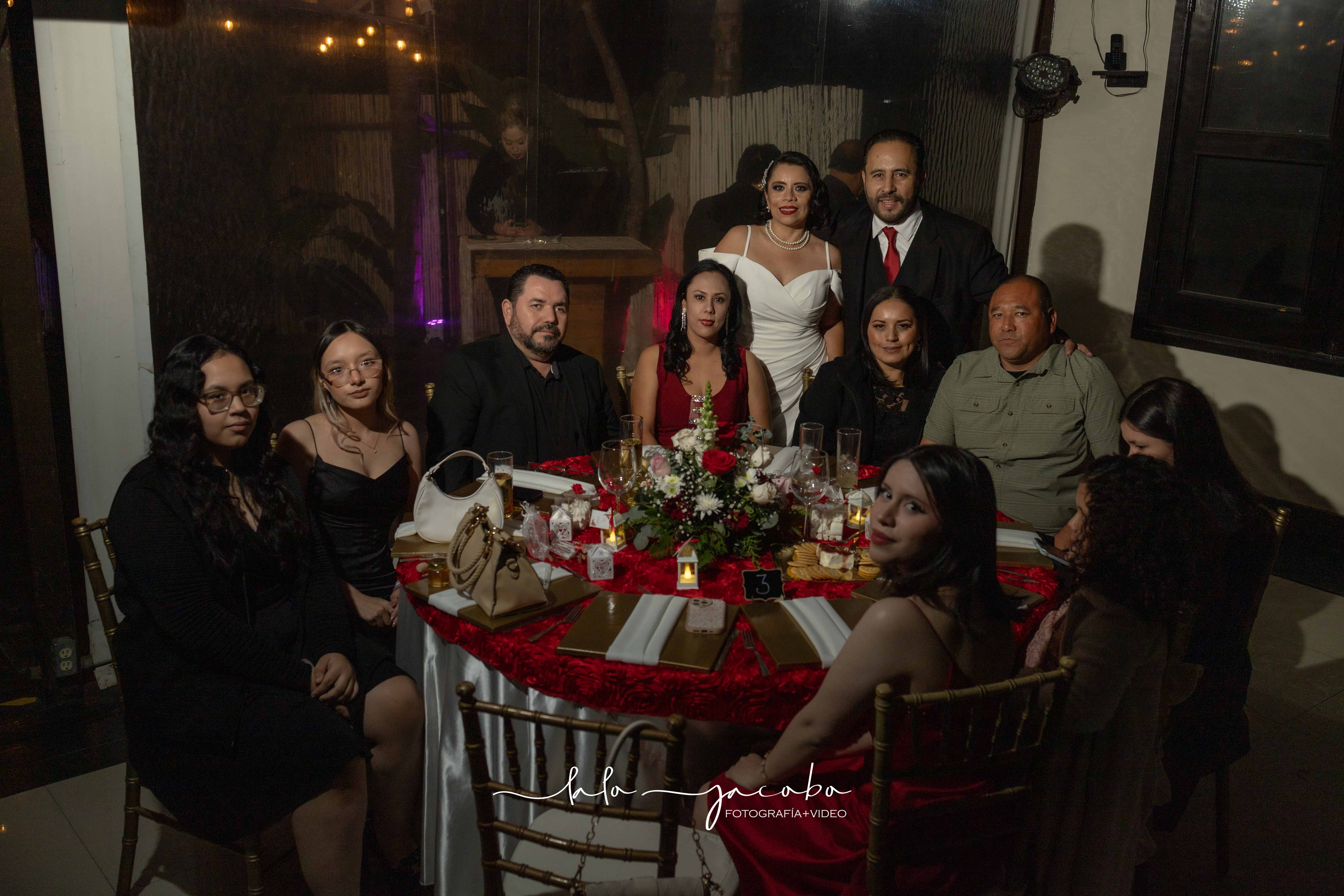Novios posando con un grupo amplio de familiares e invitados